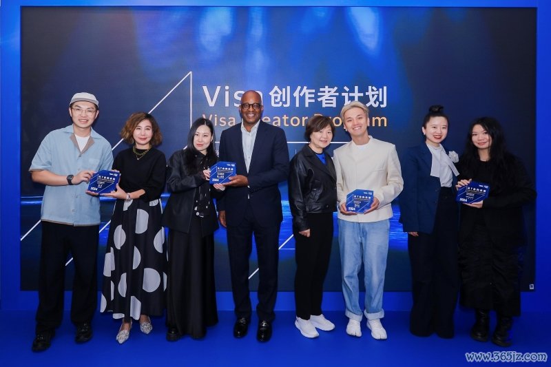 “Visa 创作者计划”颁奖现场（从左至右：8ON8 品牌主理人龚力，Visa 全球高级副总裁、亚太区首席营销官金昱冬女士，YIRANTIAN 品牌主理人郭一然天，Visa 全球首席营销官 Frank Cooper III 先生，上海时装周组委会秘书长、上海服装设计协会常务副会长吕晓磊女士，XU ZHI 品牌主理人陈序之，蕾虎联合创始人刘馨遐女士，YAYI品牌主理人Yayi CHEN ZHOU代表。品牌供图